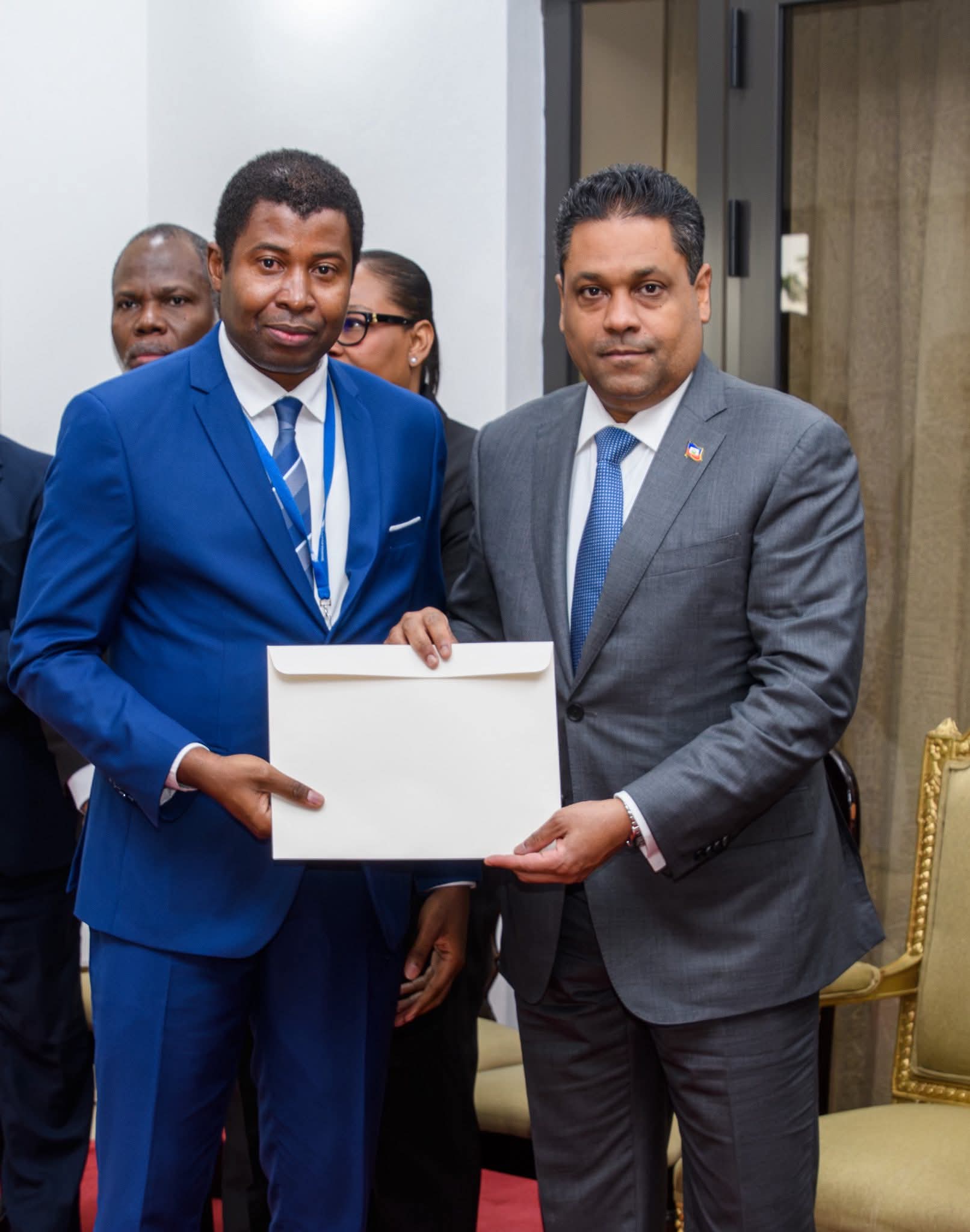 Remise de l'arrêté présidentiel officialisant la création du CNHRR